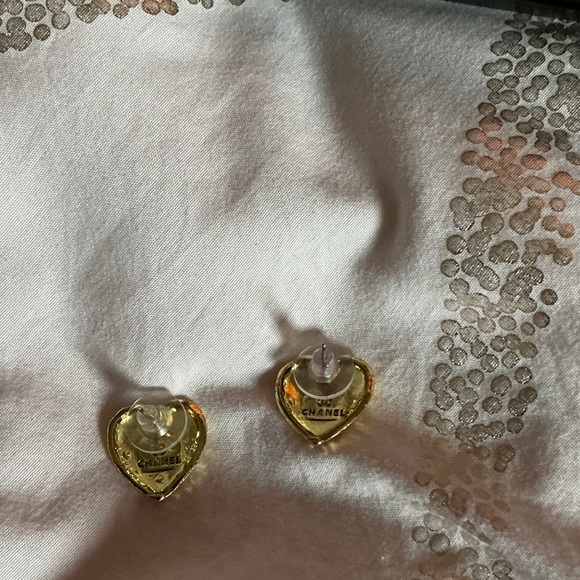 Earrings Luxury Heart Stud Gold with Black CC Logo - Picture 5 of 6